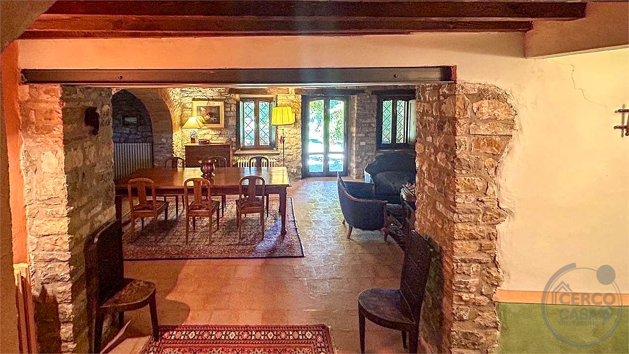 MONTEGABBIONE: LUSSUOSA PROPRIETA' CON PISCINA E OLIVETO