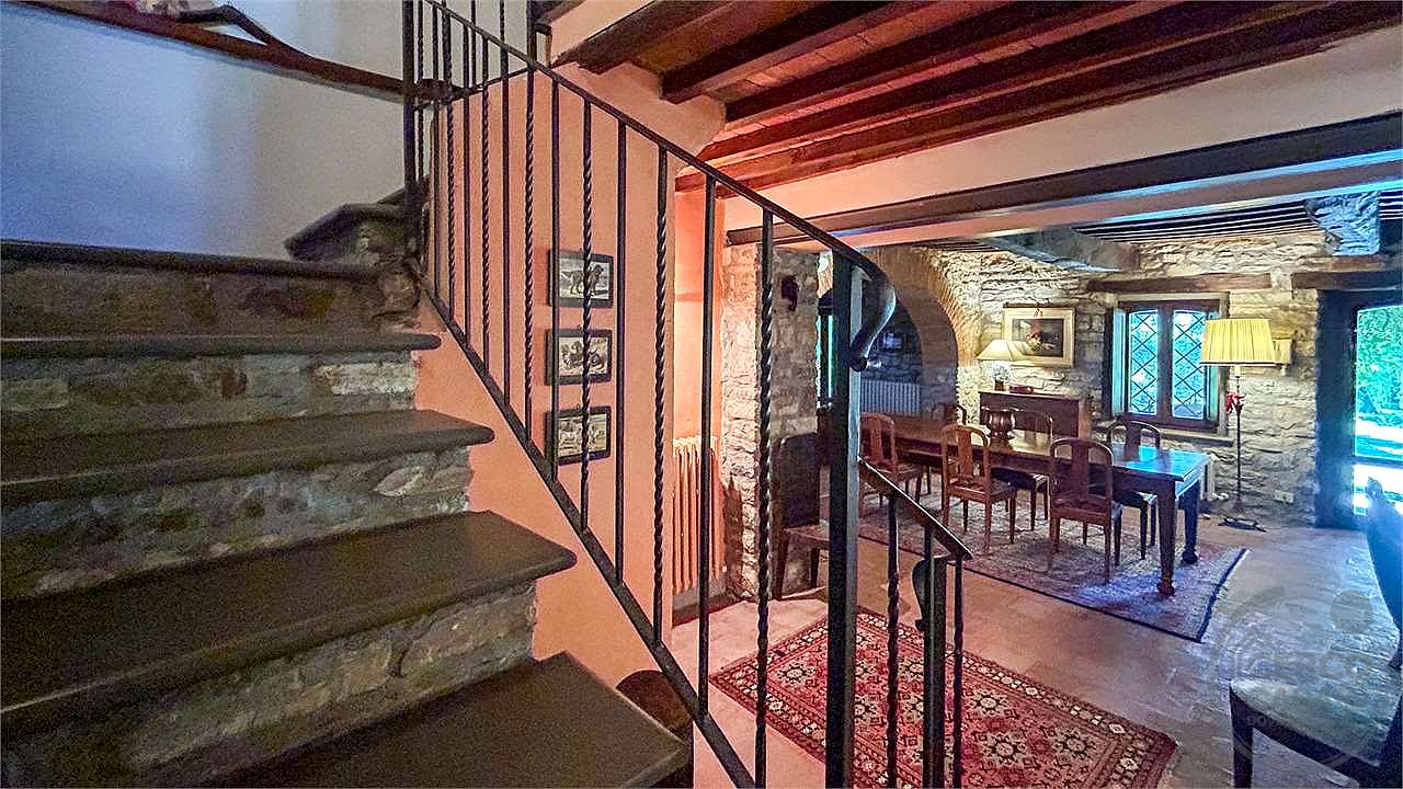 MONTEGABBIONE: LUSSUOSA PROPRIETA' CON PISCINA E OLIVETO