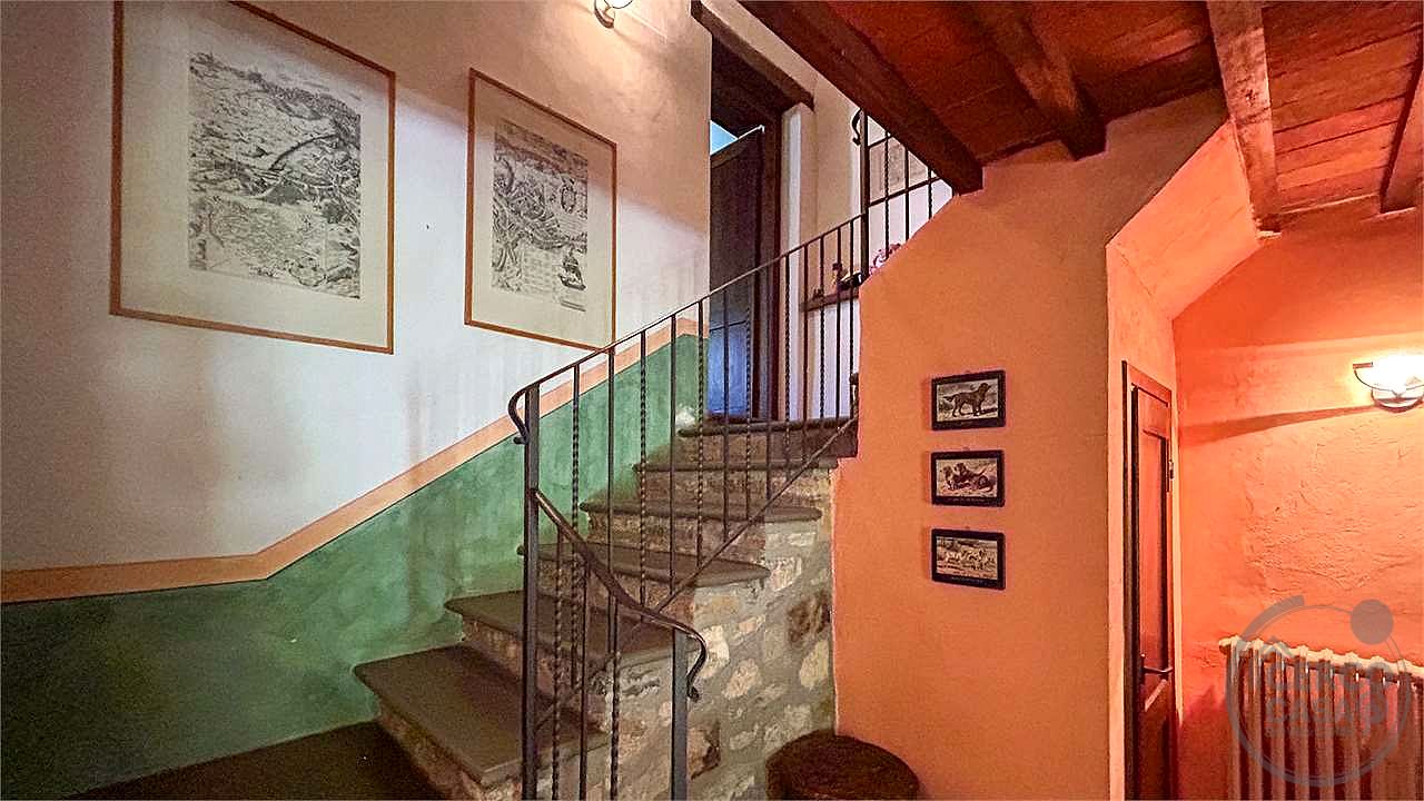 MONTEGABBIONE: LUSSUOSA PROPRIETA' CON PISCINA E OLIVETO