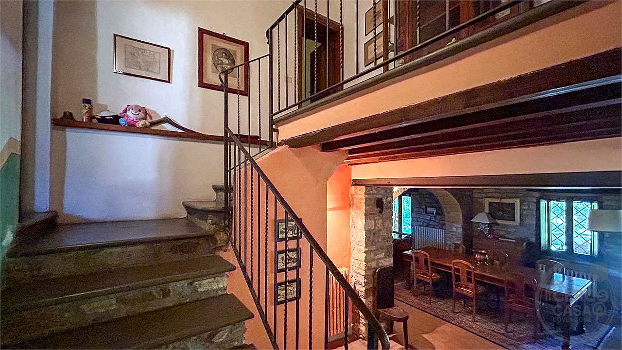 MONTEGABBIONE: LUSSUOSA PROPRIETA' CON PISCINA E OLIVETO