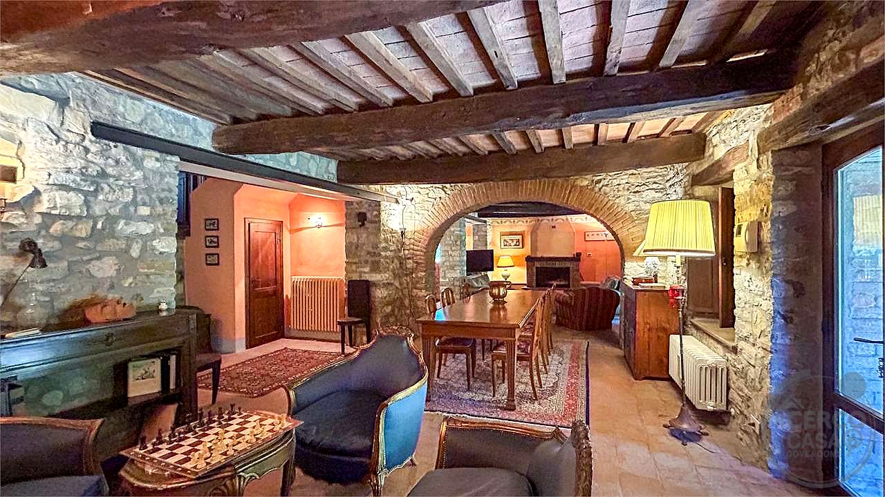 MONTEGABBIONE: LUSSUOSA PROPRIETA' CON PISCINA E OLIVETO