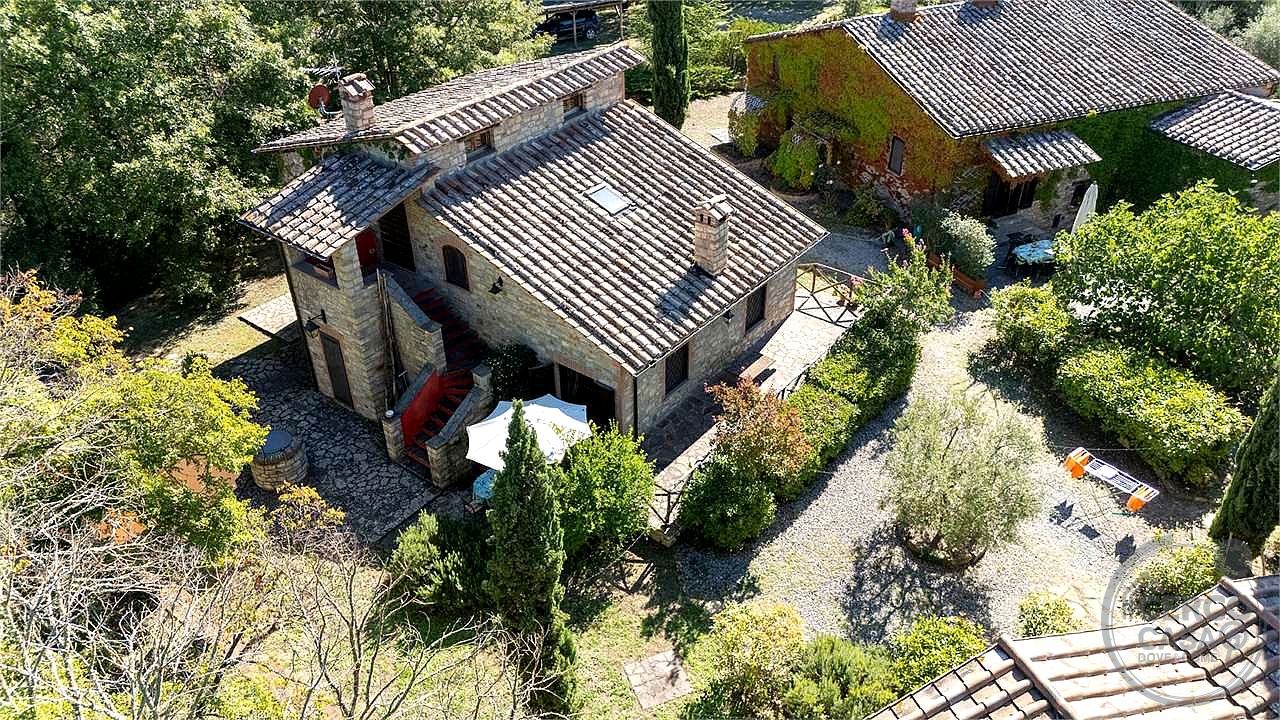 MONTEGABBIONE: LUSSUOSA PROPRIETA' CON PISCINA E OLIVETO