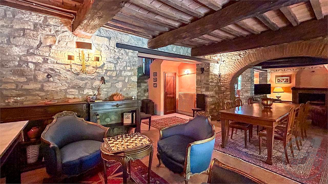 MONTEGABBIONE: LUSSUOSA PROPRIETA' CON PISCINA E OLIVETO
