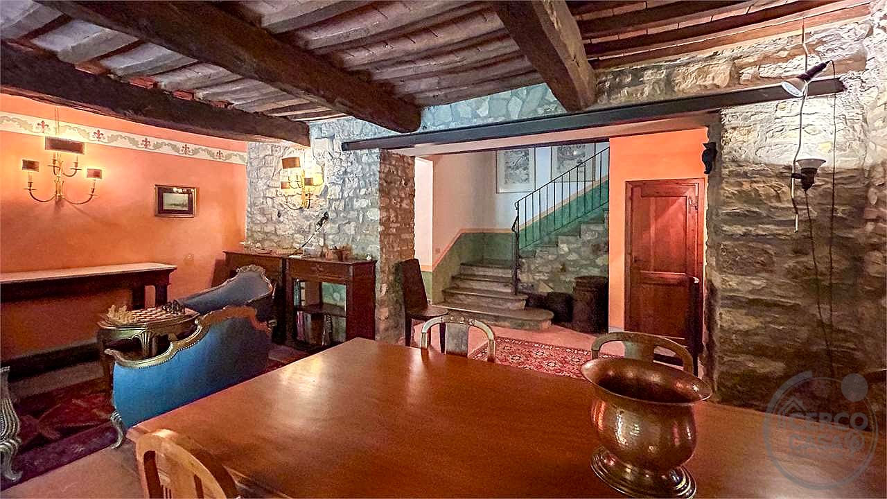 MONTEGABBIONE: LUSSUOSA PROPRIETA' CON PISCINA E OLIVETO