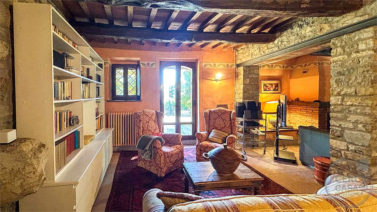 MONTEGABBIONE: LUSSUOSA PROPRIETA' CON PISCINA E OLIVETO