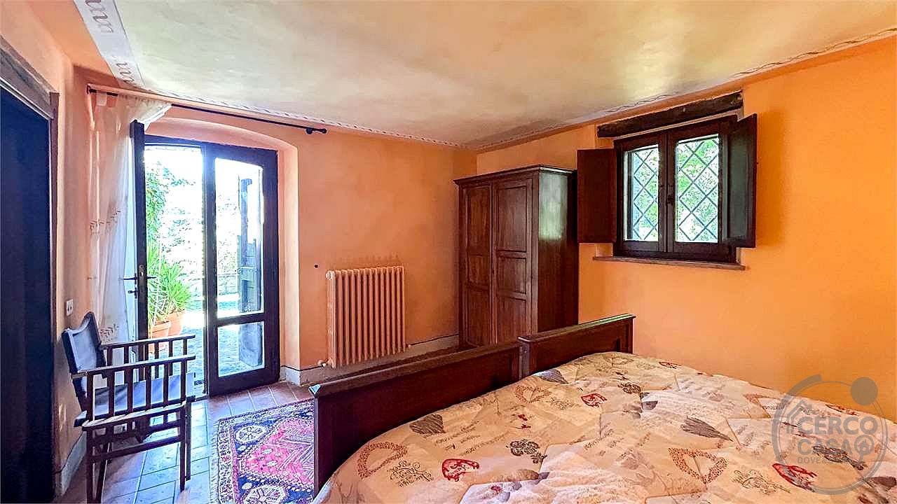 MONTEGABBIONE: LUSSUOSA PROPRIETA' CON PISCINA E OLIVETO