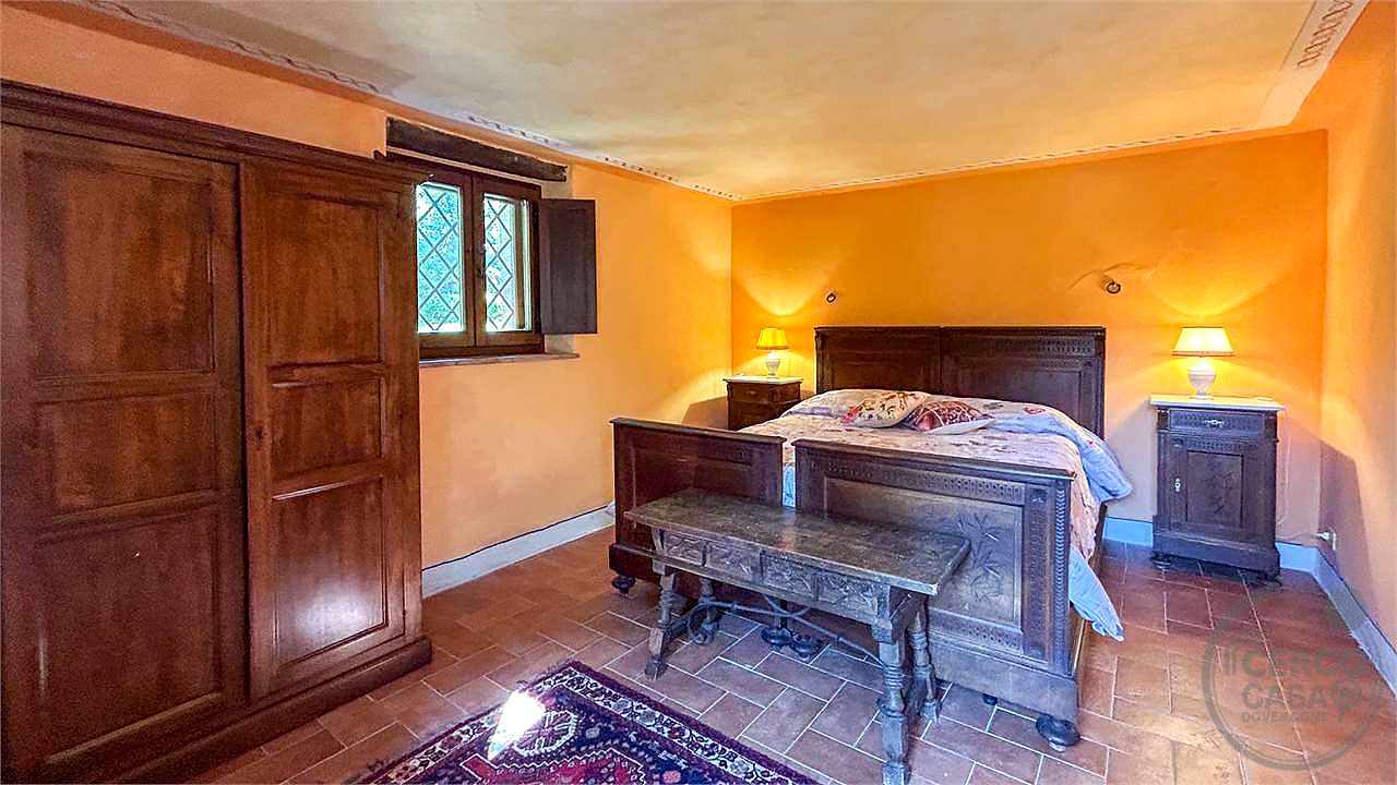 MONTEGABBIONE: LUSSUOSA PROPRIETA' CON PISCINA E OLIVETO