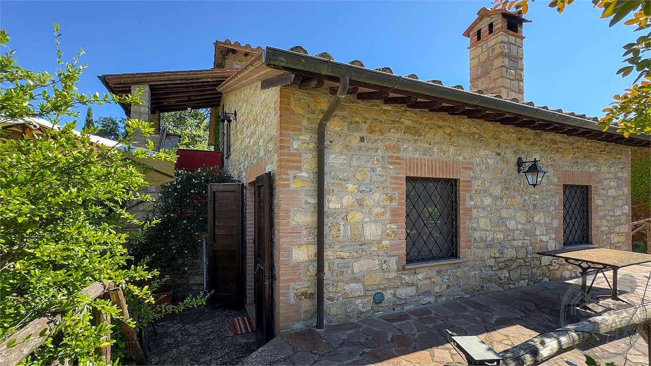 MONTEGABBIONE: LUSSUOSA PROPRIETA' CON PISCINA E OLIVETO