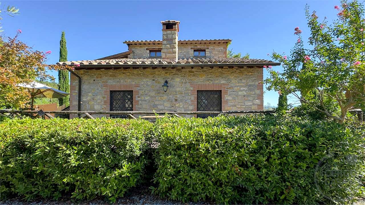 MONTEGABBIONE: LUSSUOSA PROPRIETA' CON PISCINA E OLIVETO