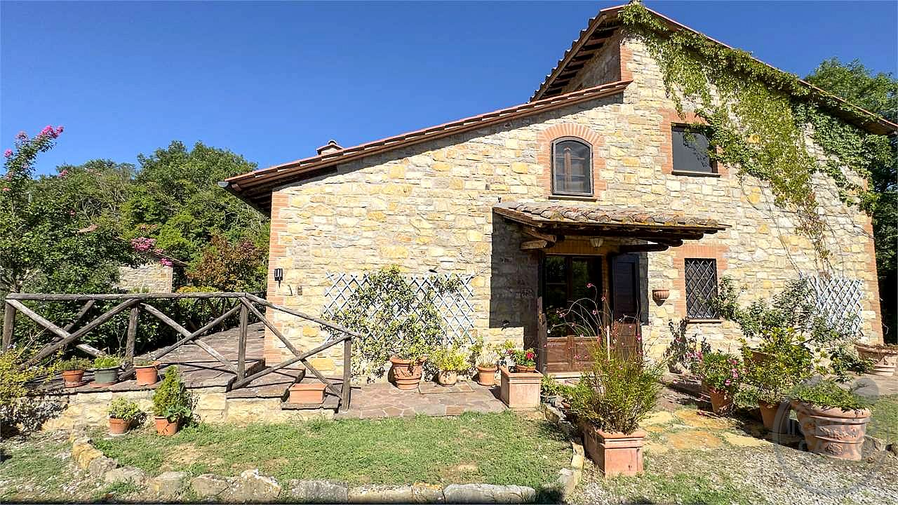 MONTEGABBIONE: LUSSUOSA PROPRIETA' CON PISCINA E OLIVETO