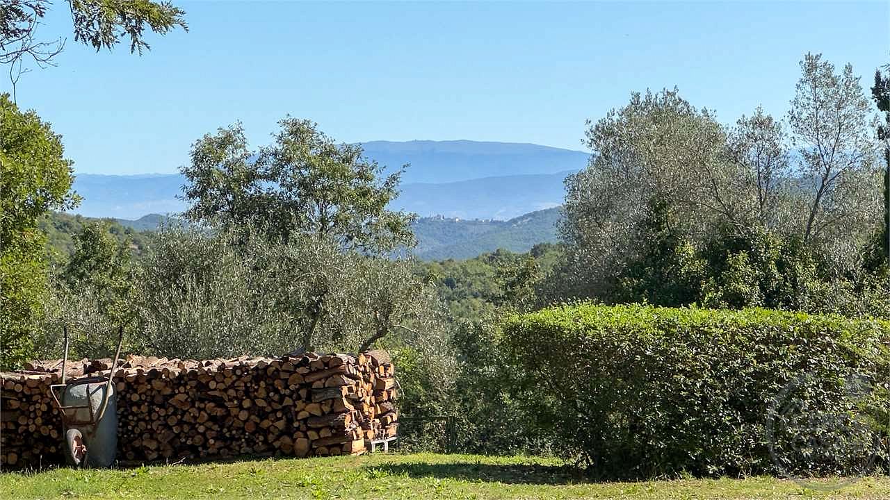 MONTEGABBIONE: LUSSUOSA PROPRIETA' CON PISCINA E OLIVETO