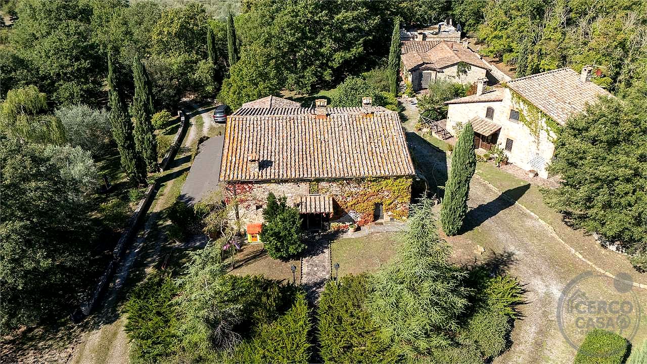 MONTEGABBIONE: LUSSUOSA PROPRIETA' CON PISCINA E OLIVETO