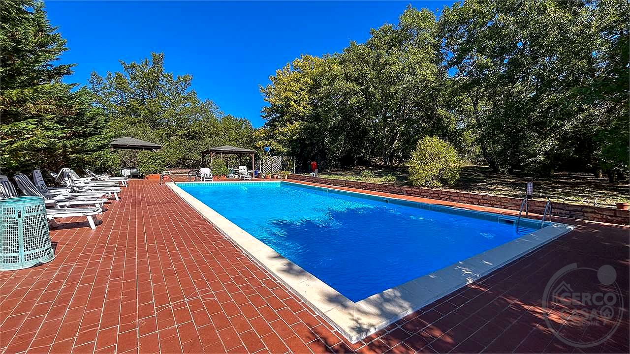 MONTEGABBIONE: LUSSUOSA PROPRIETA' CON PISCINA E OLIVETO