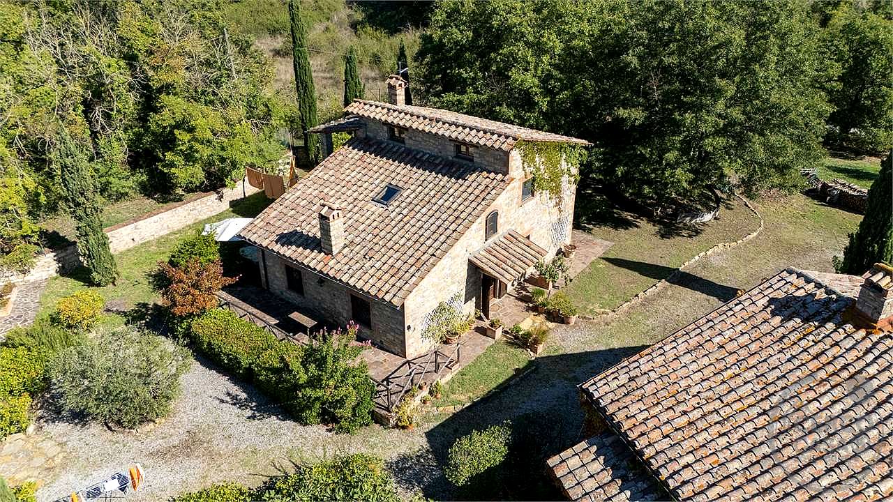 MONTEGABBIONE: LUSSUOSA PROPRIETA' CON PISCINA E OLIVETO