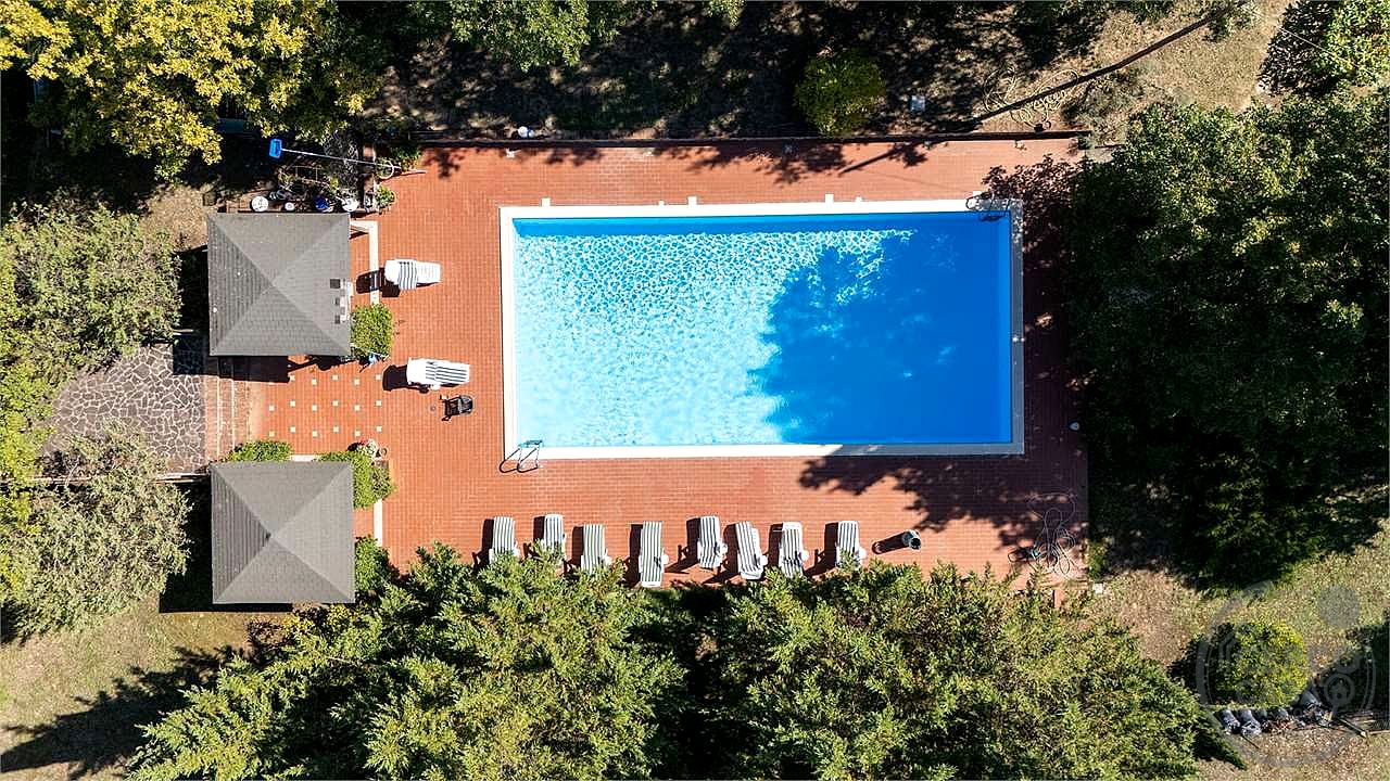 MONTEGABBIONE: LUSSUOSA PROPRIETA' CON PISCINA E OLIVETO