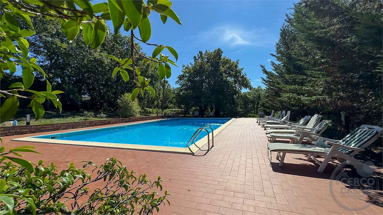 MONTEGABBIONE: LUSSUOSA PROPRIETA' CON PISCINA E OLIVETO