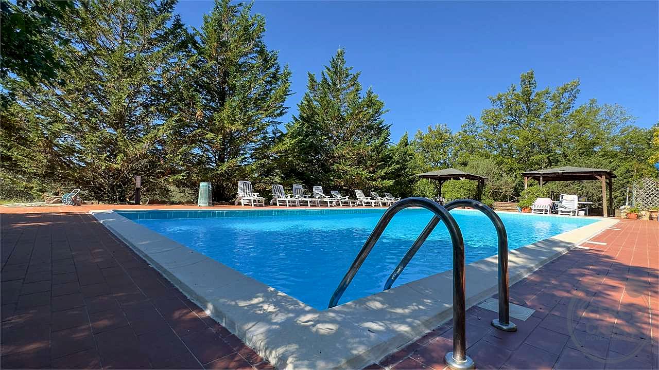 MONTEGABBIONE: LUSSUOSA PROPRIETA' CON PISCINA E OLIVETO