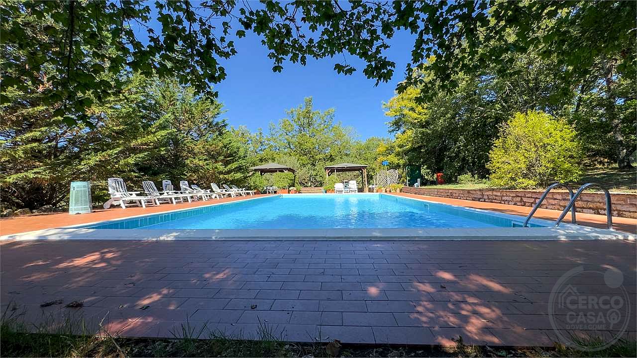 MONTEGABBIONE: LUSSUOSA PROPRIETA' CON PISCINA E OLIVETO