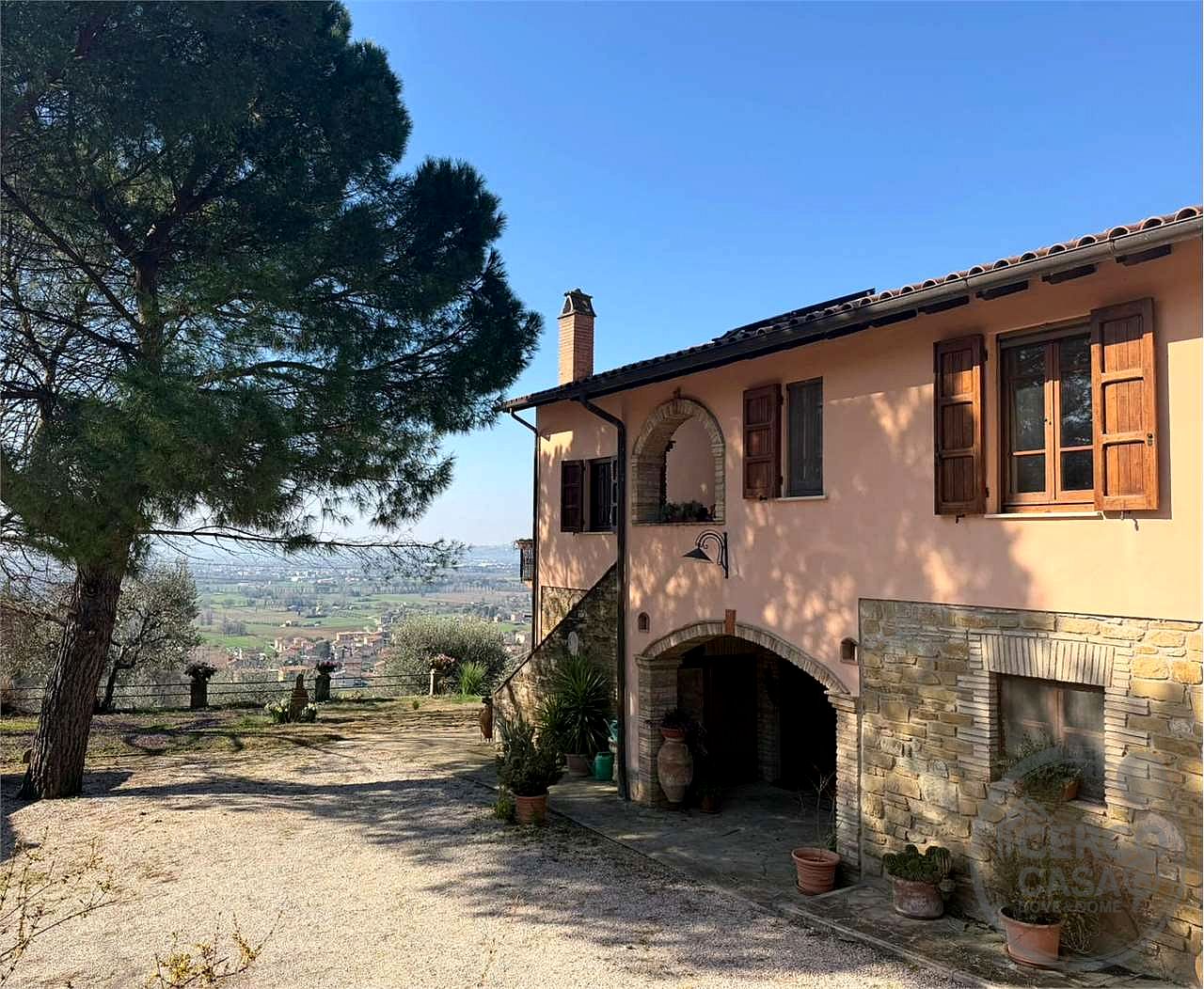 ASSISI - PALAZZO: CASALE CON TERRENO E ANNESSI