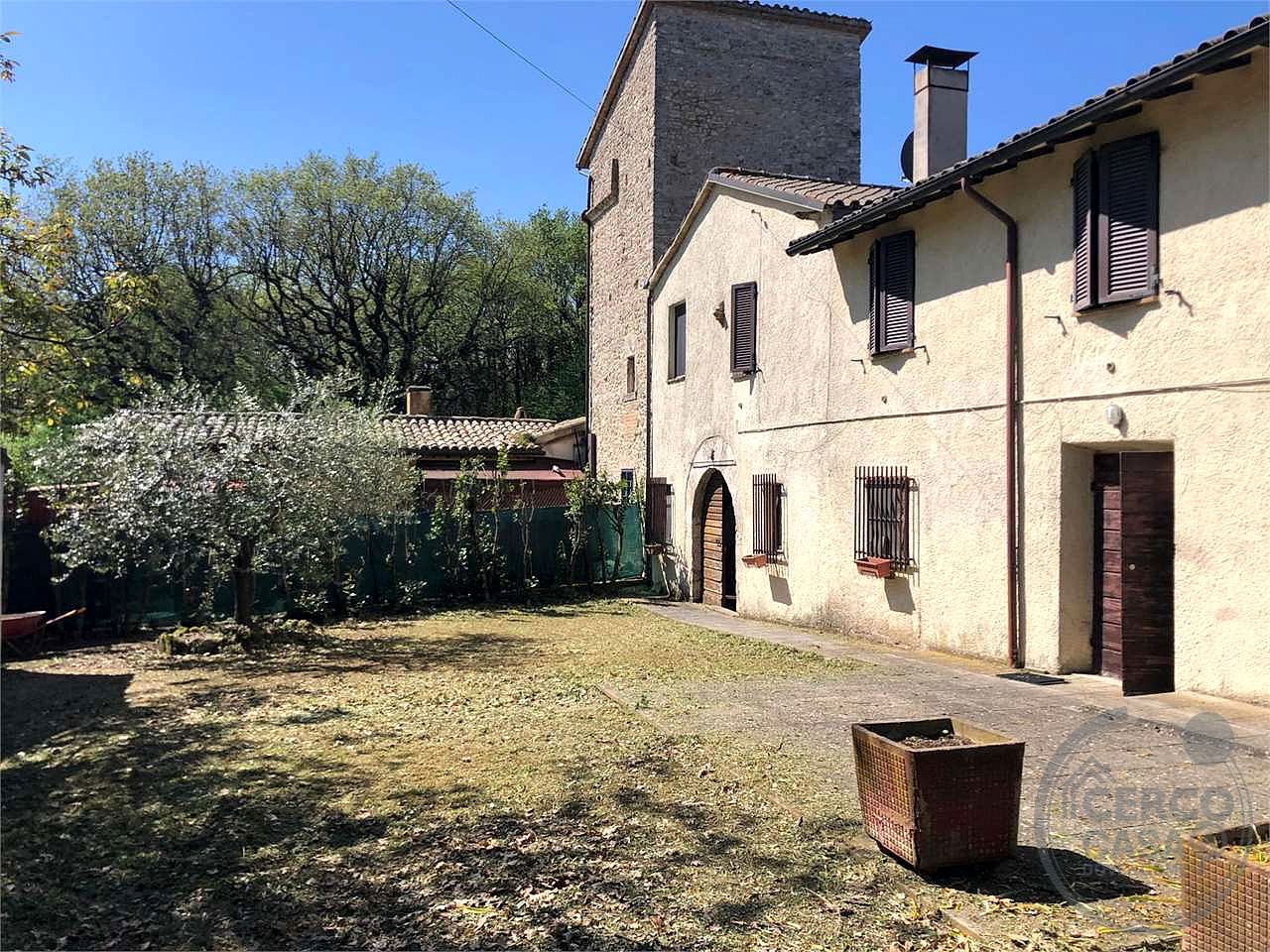 GUALDO CATTANEO - GRUTTI: PORZIONE DI CASALE IMMERSO NELLA CAMPAGNA