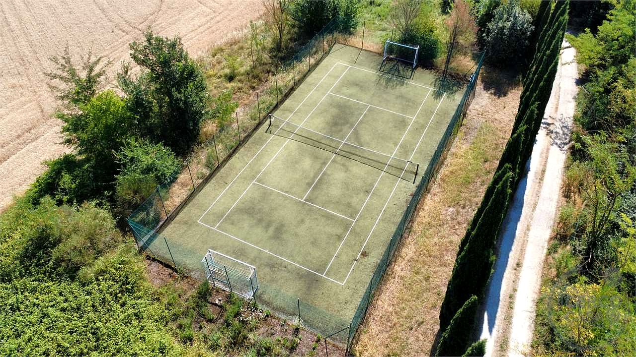 TODI: CASALE DI RECENTE COSTRUZIONE CON PISCINA, CAMPO DA CALCETTO E TERRENO