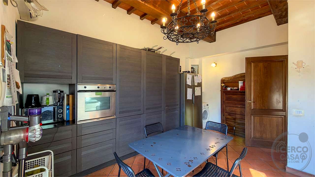 TODI: CASALE DI RECENTE COSTRUZIONE CON PISCINA, CAMPO DA CALCETTO E TERRENO
