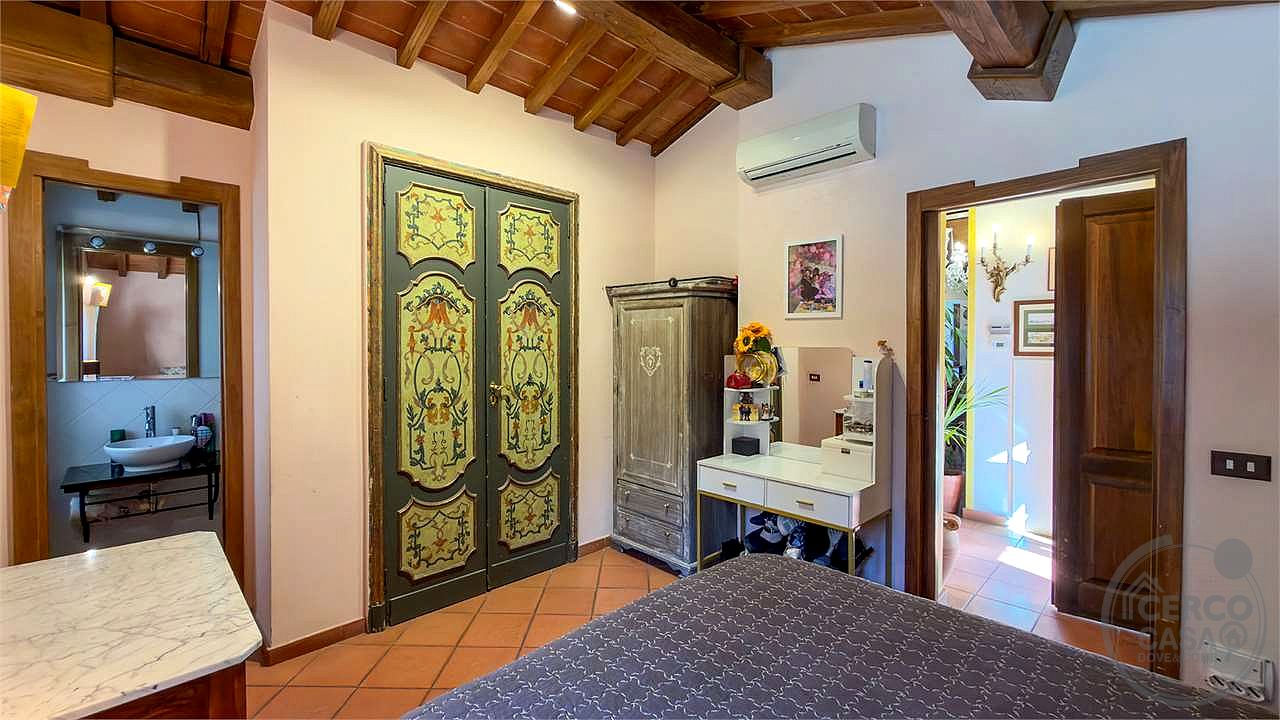 TODI: CASALE DI RECENTE COSTRUZIONE CON PISCINA, CAMPO DA CALCETTO E TERRENO