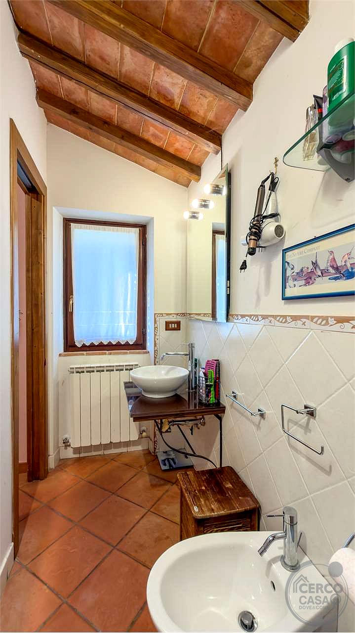 TODI: CASALE DI RECENTE COSTRUZIONE CON PISCINA, CAMPO DA CALCETTO E TERRENO