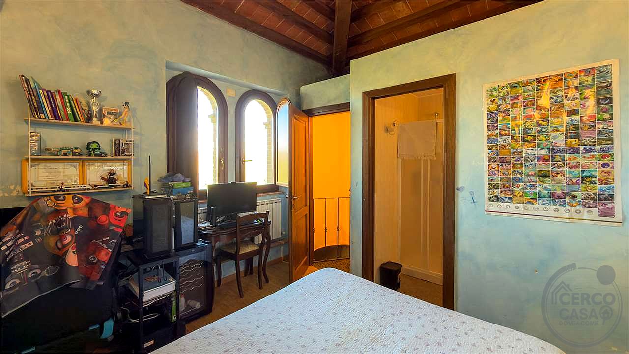 TODI: CASALE DI RECENTE COSTRUZIONE CON PISCINA, CAMPO DA CALCETTO E TERRENO