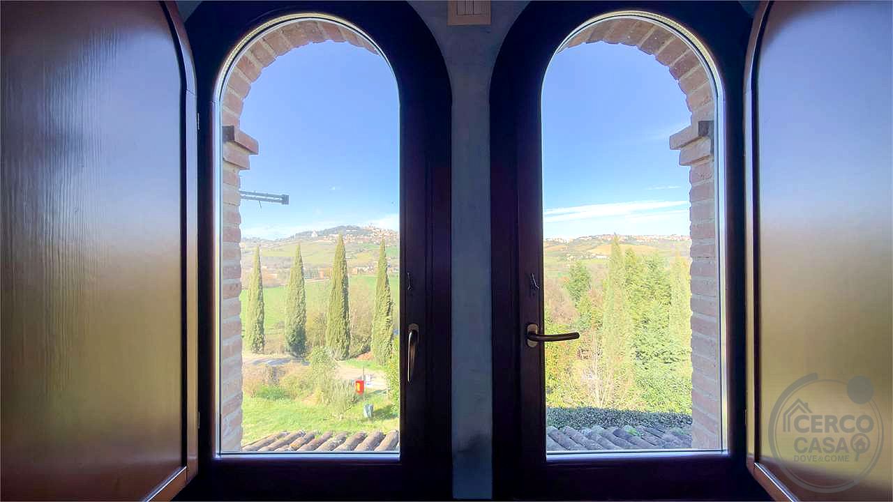 TODI: CASALE DI RECENTE COSTRUZIONE CON PISCINA, CAMPO DA CALCETTO E TERRENO