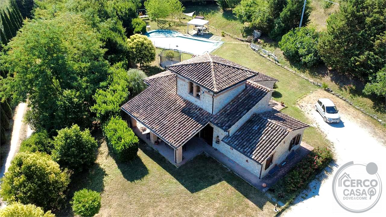 TODI: CASALE DI RECENTE COSTRUZIONE CON PISCINA, CAMPO DA CALCETTO E TERRENO