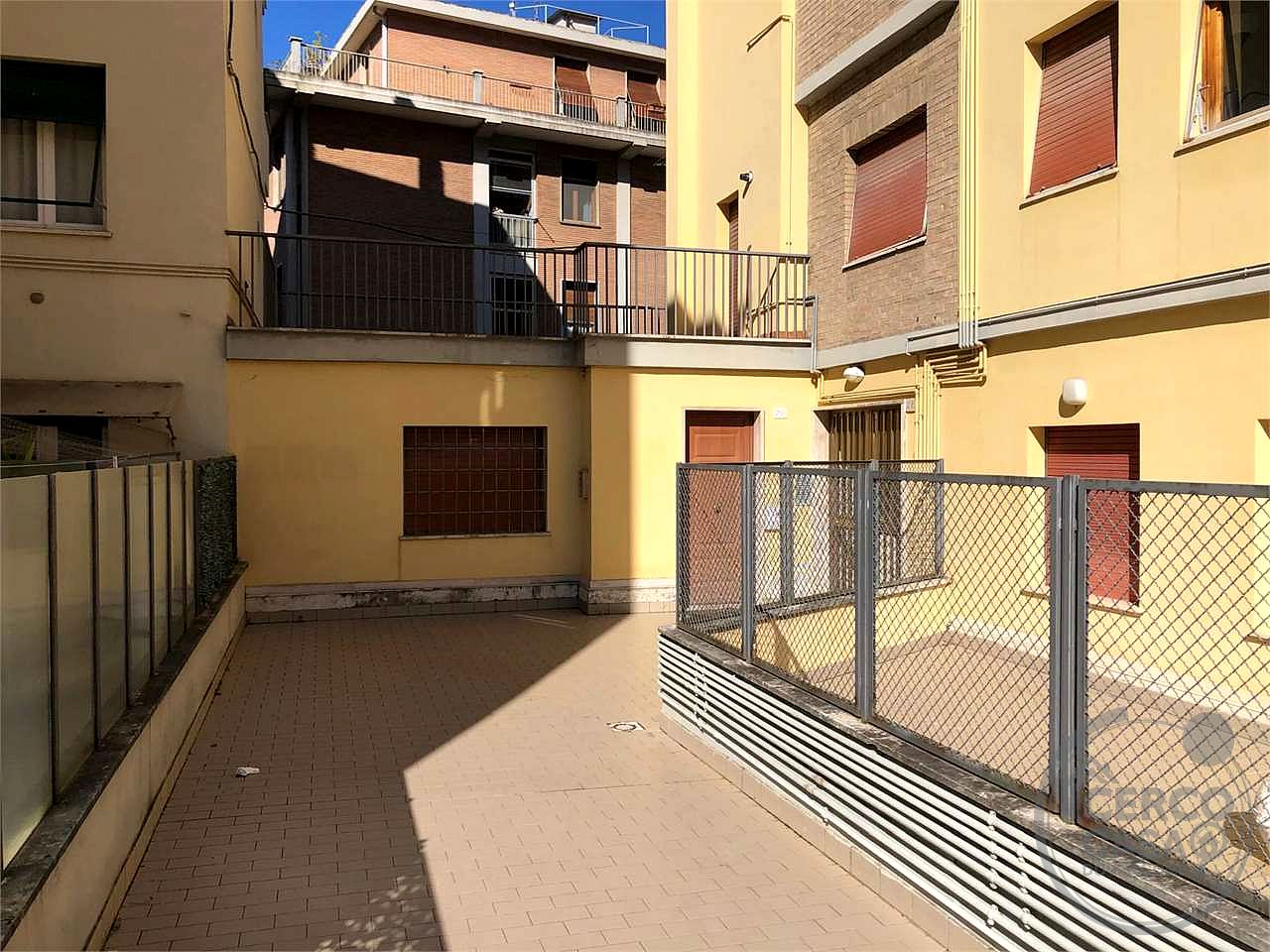 PERUGIA - VIA SPIRITO GUALTIERI: APPARTAMENTO CON TERRAZZO E GARAGE
