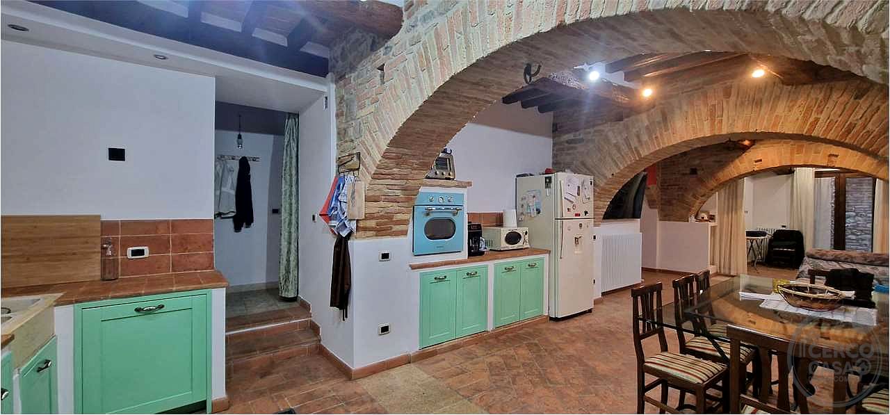 COLLEPEPE: APPARTAMENTO NEL CENTRO DEL PAESE