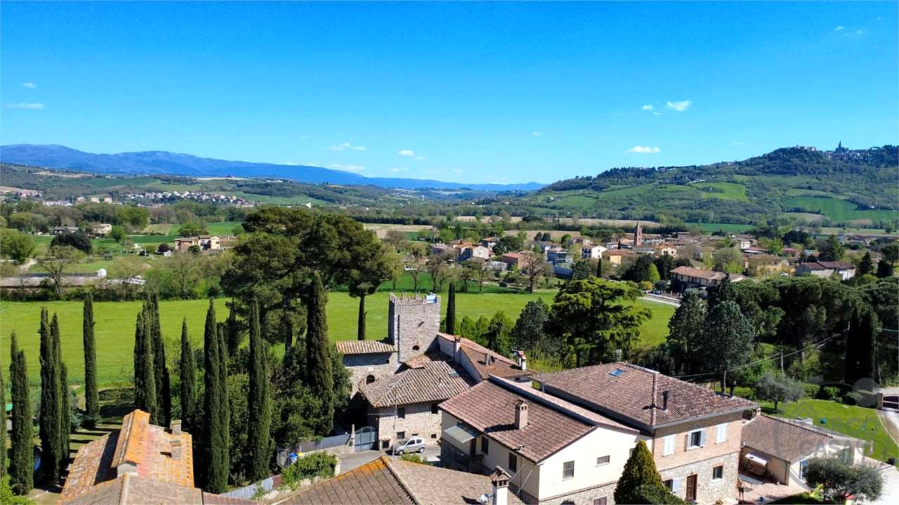TODI - PIAN DI SAN MARTINO: SOLUZIONE INDIPENDENTE CON AMPIA CORTE E ANNESSI