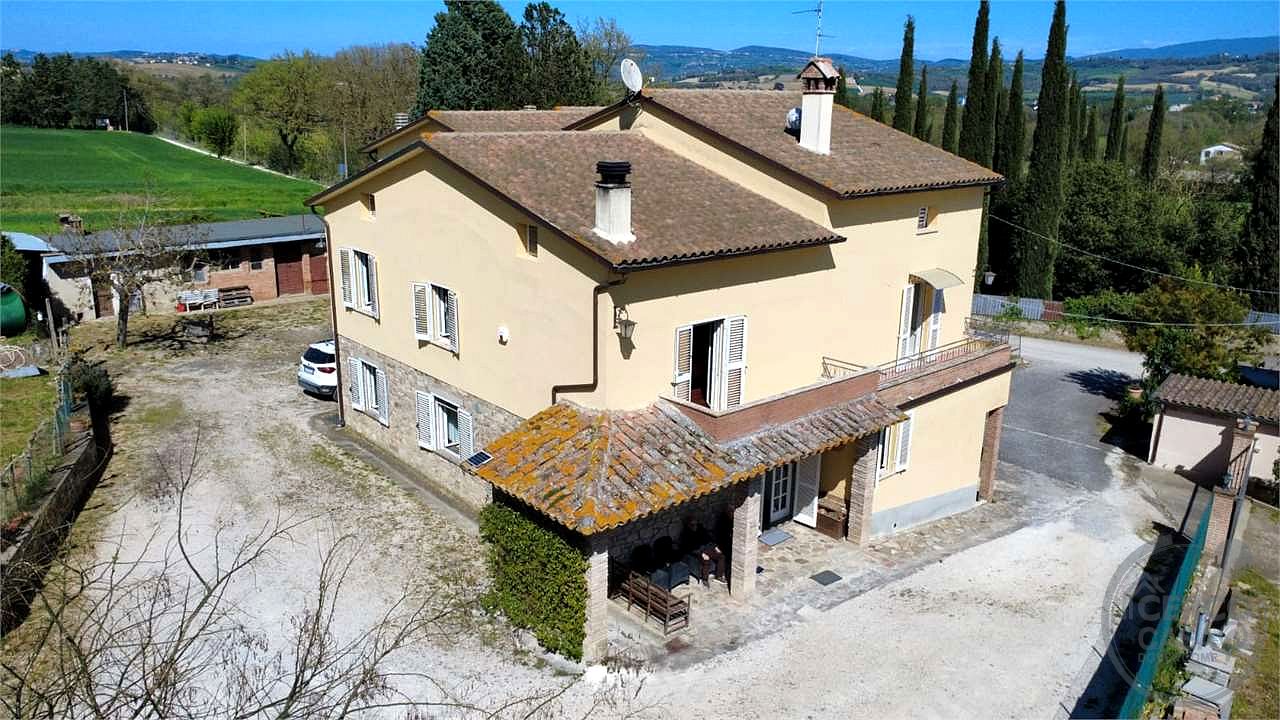 TODI - PIAN DI SAN MARTINO: SOLUZIONE INDIPENDENTE CON AMPIA CORTE E ANNESSI