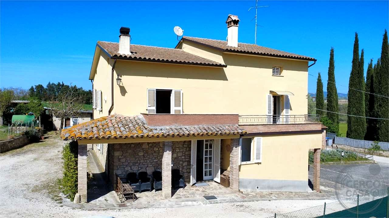TODI - PIAN DI SAN MARTINO: SOLUZIONE INDIPENDENTE CON AMPIA CORTE E ANNESSI