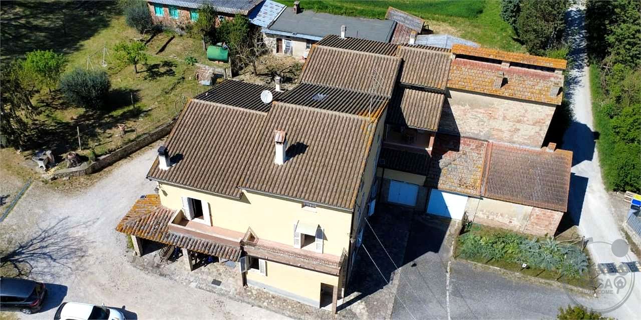 TODI - PIAN DI SAN MARTINO: SOLUZIONE INDIPENDENTE CON AMPIA CORTE E ANNESSI