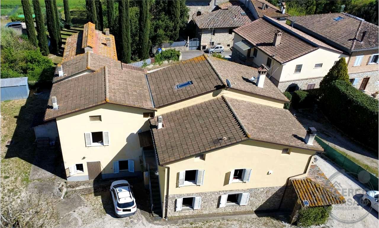 TODI - PIAN DI SAN MARTINO: SOLUZIONE INDIPENDENTE CON AMPIA CORTE E ANNESSI