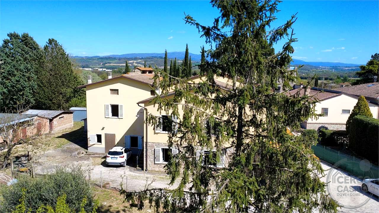 TODI - PIAN DI SAN MARTINO: SOLUZIONE INDIPENDENTE CON AMPIA CORTE E ANNESSI