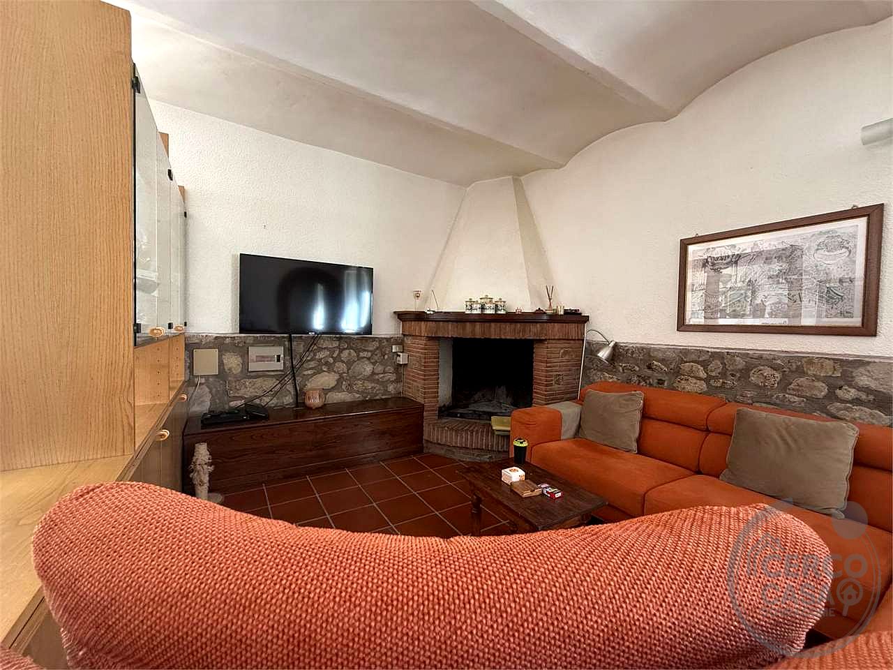 TODI - PIAN DI SAN MARTINO: SOLUZIONE INDIPENDENTE CON AMPIA CORTE E ANNESSI