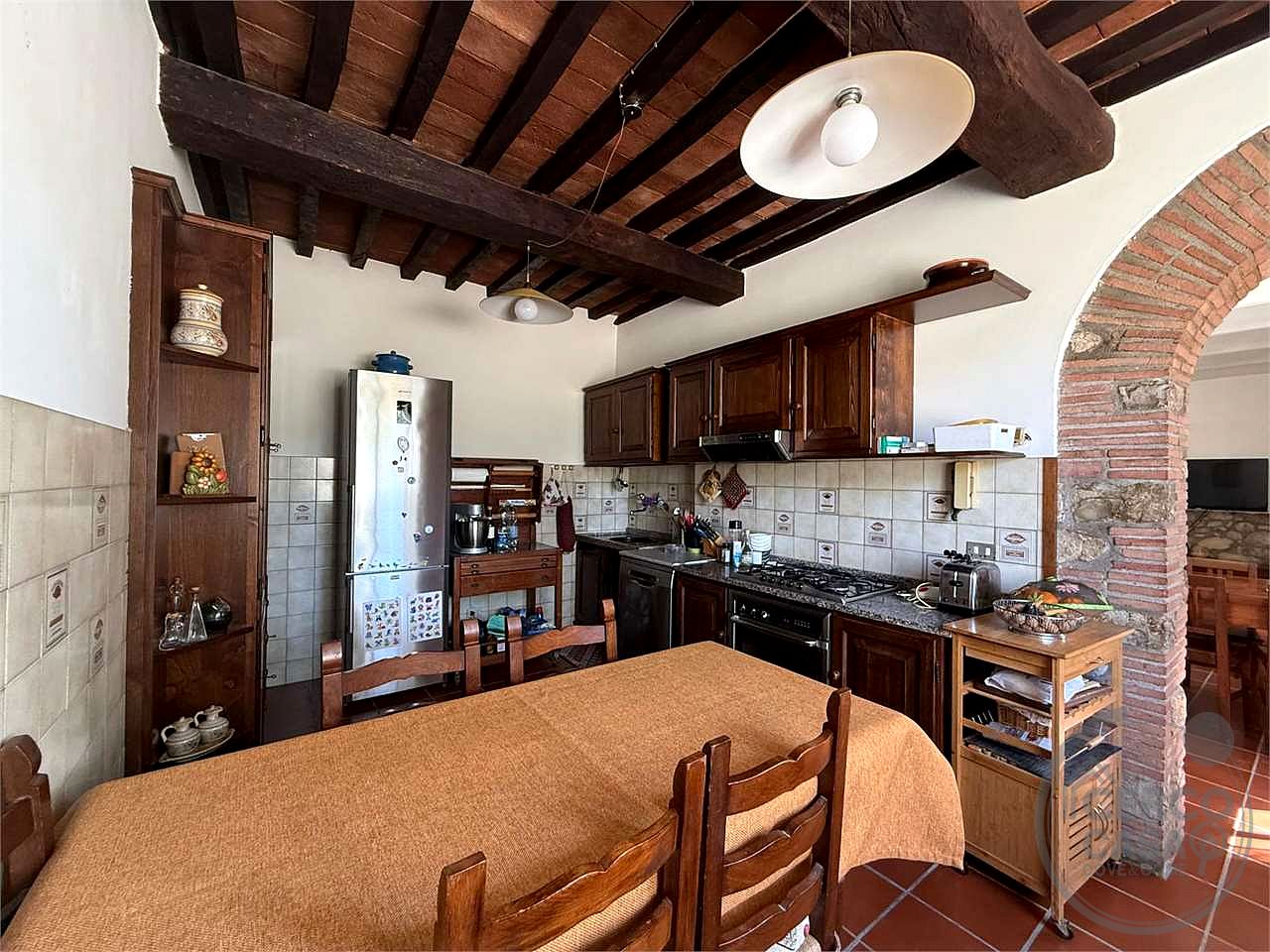 TODI - PIAN DI SAN MARTINO: SOLUZIONE INDIPENDENTE CON AMPIA CORTE E ANNESSI