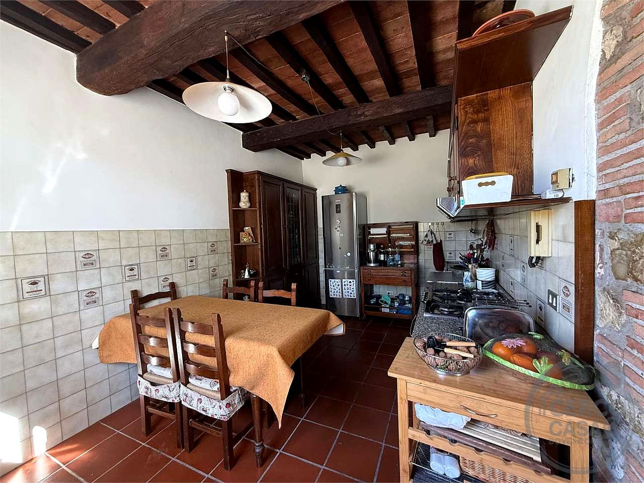TODI - PIAN DI SAN MARTINO: SOLUZIONE INDIPENDENTE CON AMPIA CORTE E ANNESSI