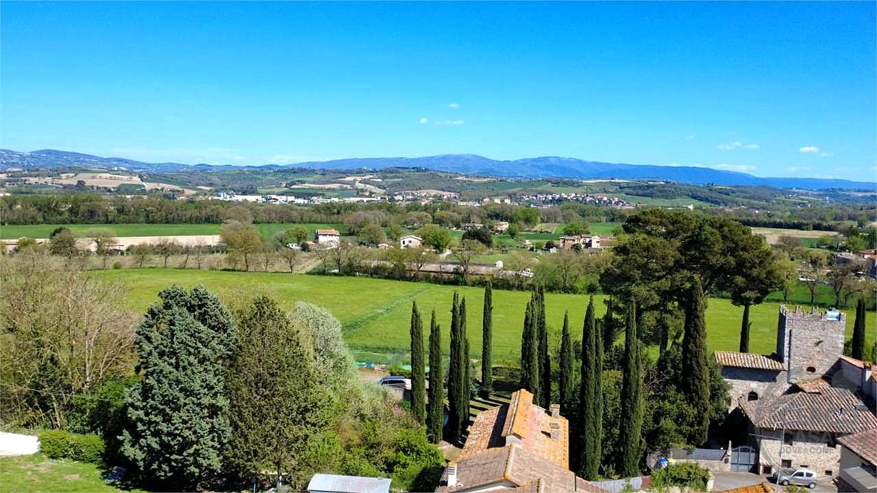 TODI - PIAN DI SAN MARTINO: SOLUZIONE INDIPENDENTE CON AMPIA CORTE E ANNESSI