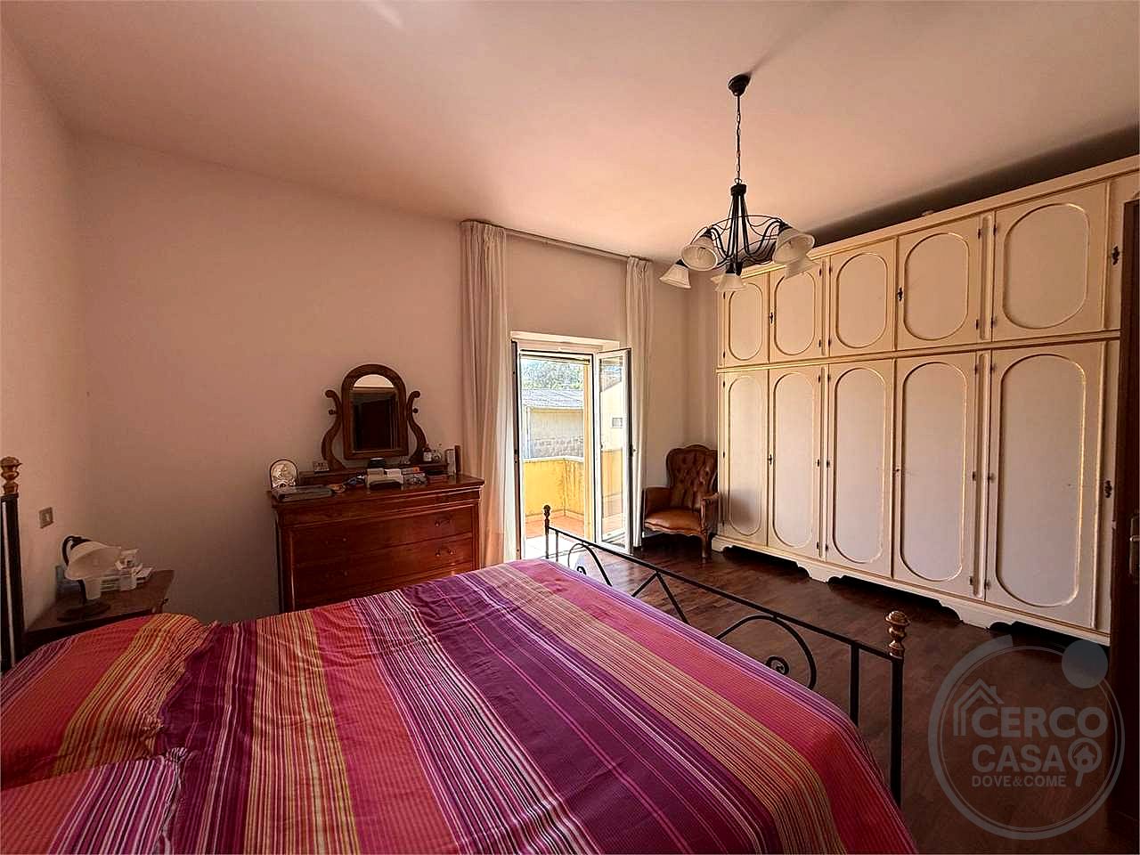 TODI - PIAN DI SAN MARTINO: SOLUZIONE INDIPENDENTE CON AMPIA CORTE E ANNESSI