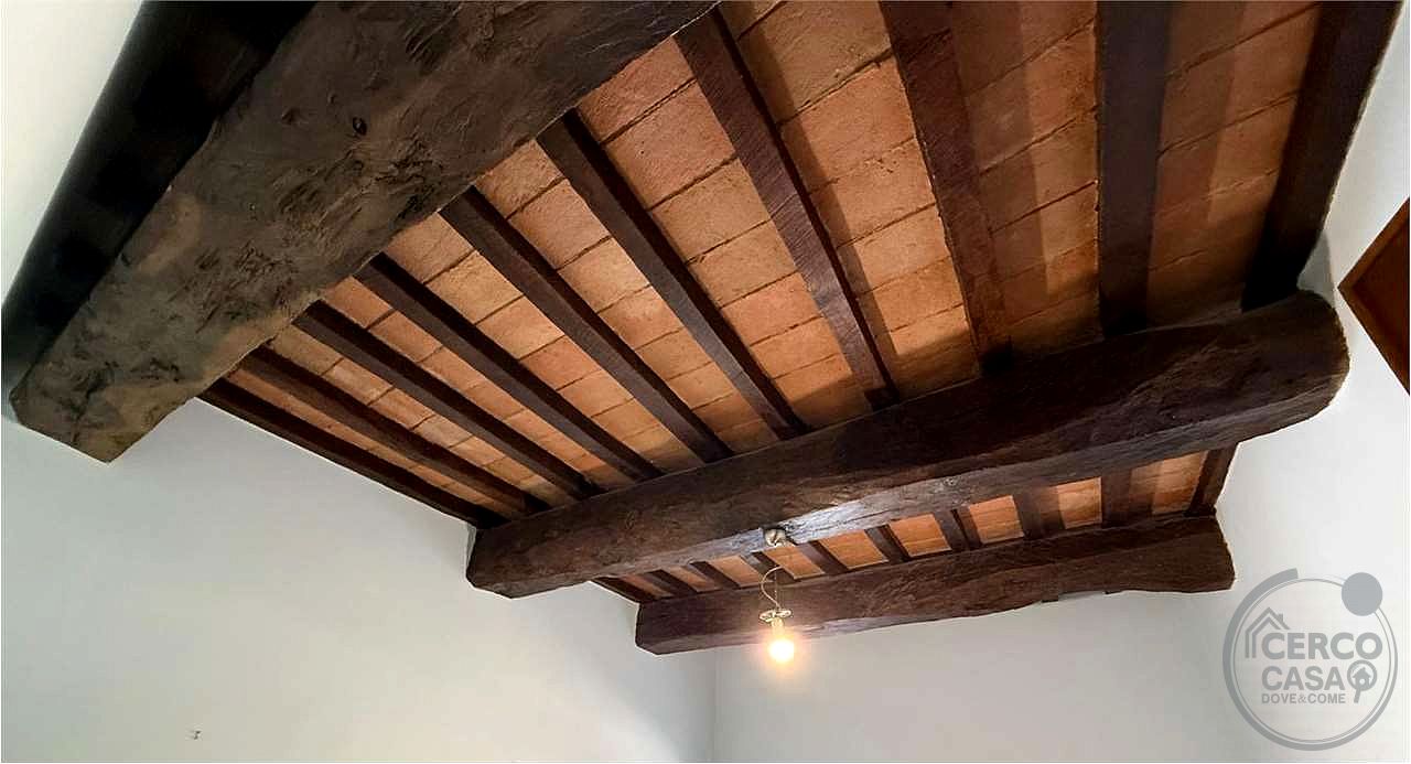 TODI - PIAN DI SAN MARTINO: SOLUZIONE INDIPENDENTE CON AMPIA CORTE E ANNESSI