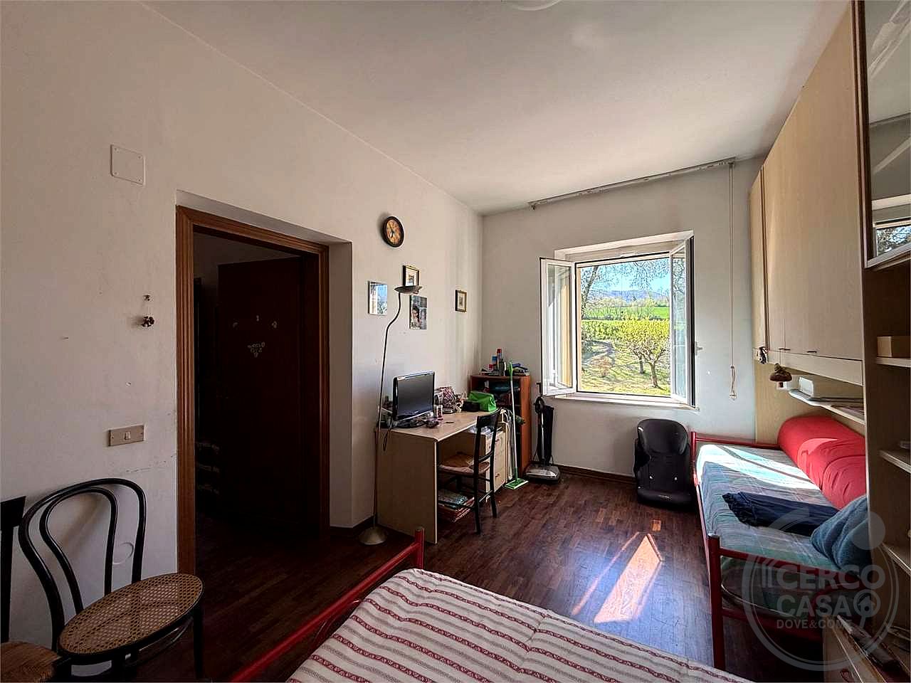 TODI - PIAN DI SAN MARTINO: SOLUZIONE INDIPENDENTE CON AMPIA CORTE E ANNESSI
