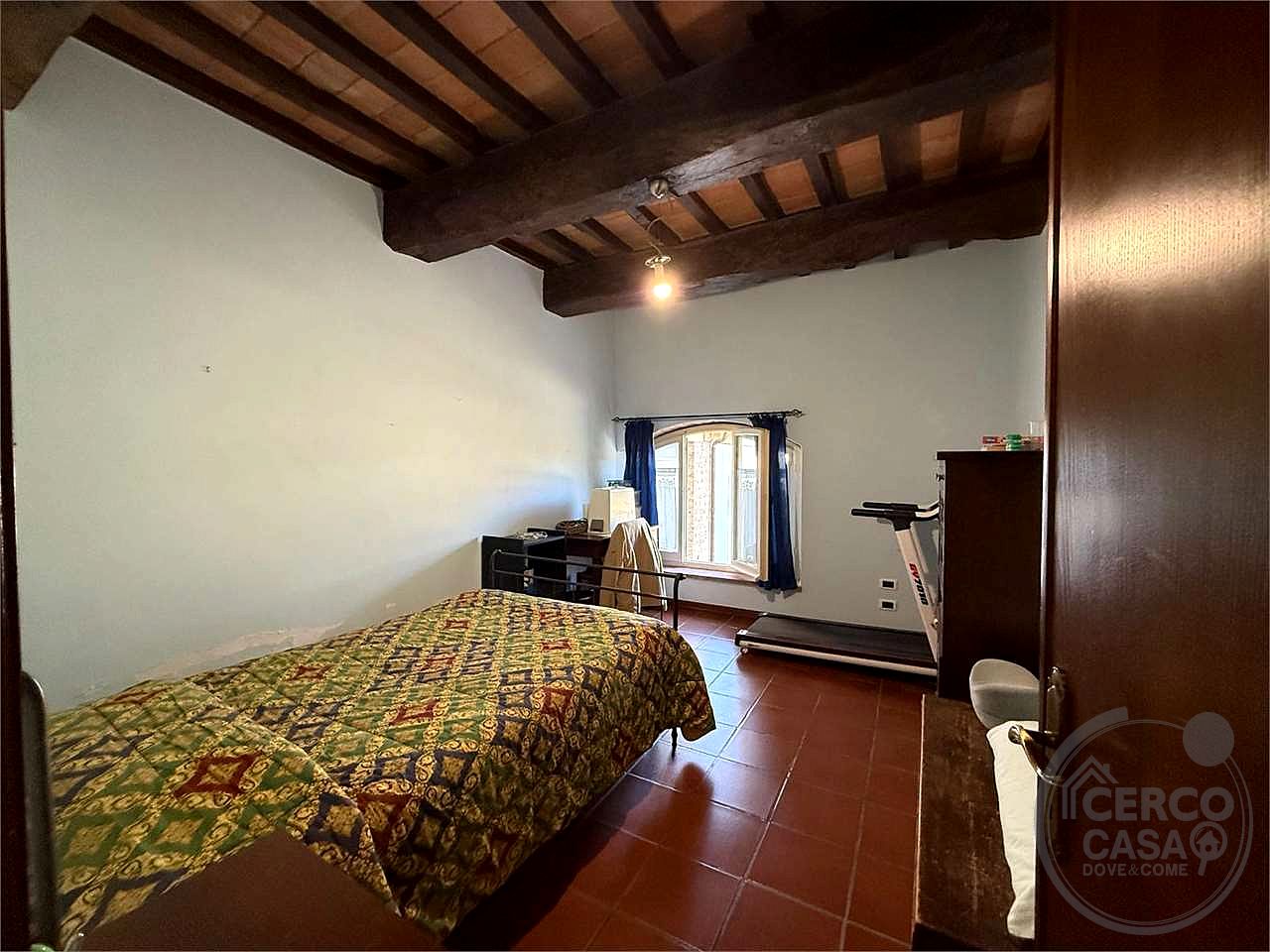 TODI - PIAN DI SAN MARTINO: SOLUZIONE INDIPENDENTE CON AMPIA CORTE E ANNESSI