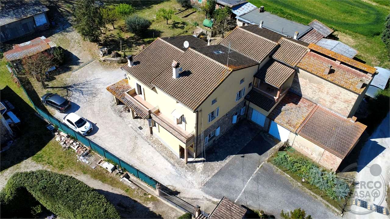 TODI - PIAN DI SAN MARTINO: SOLUZIONE INDIPENDENTE CON AMPIA CORTE E ANNESSI