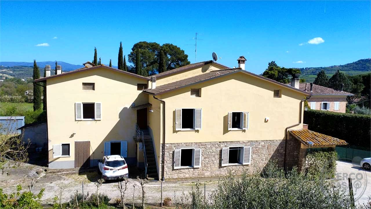TODI - PIAN DI SAN MARTINO: SOLUZIONE INDIPENDENTE CON AMPIA CORTE E ANNESSI
