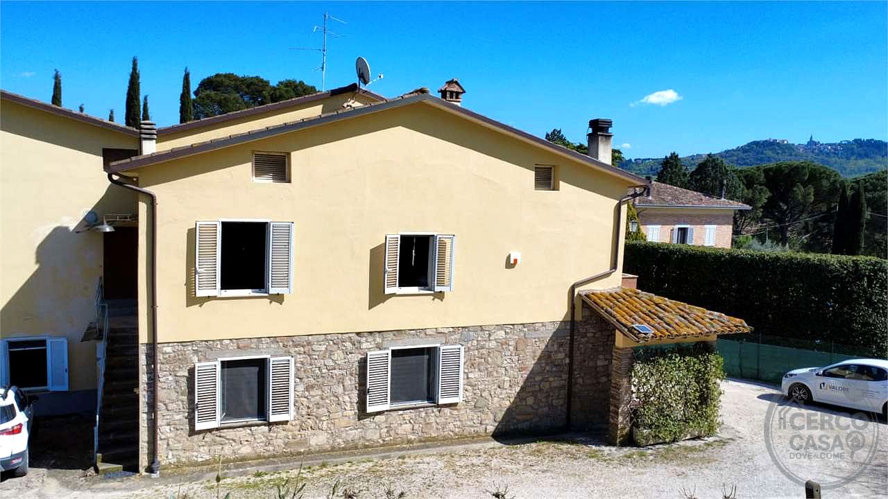 TODI - PIAN DI SAN MARTINO: SOLUZIONE INDIPENDENTE CON AMPIA CORTE E ANNESSI